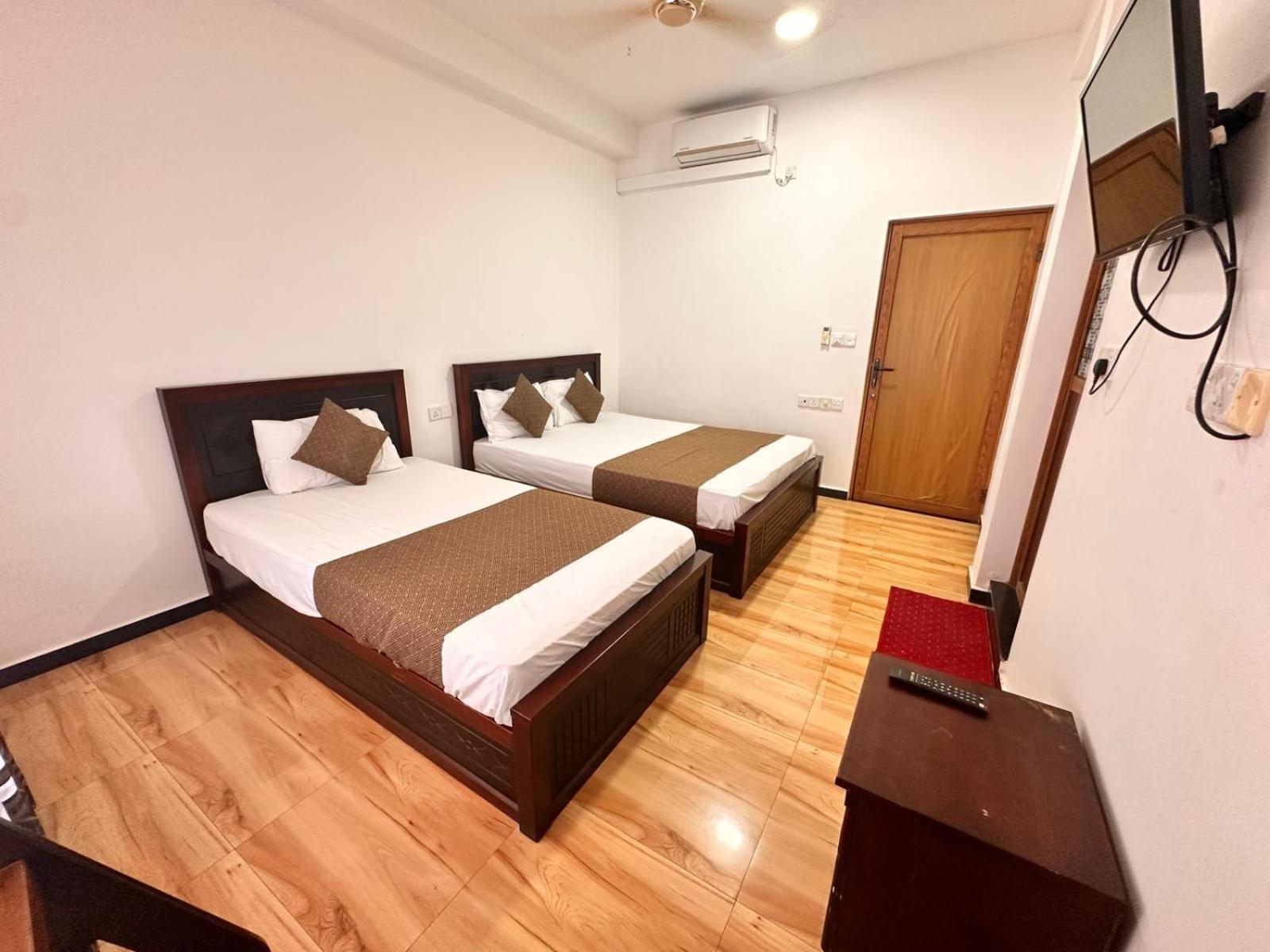 Holiday Villa Trincomalee Esterno foto