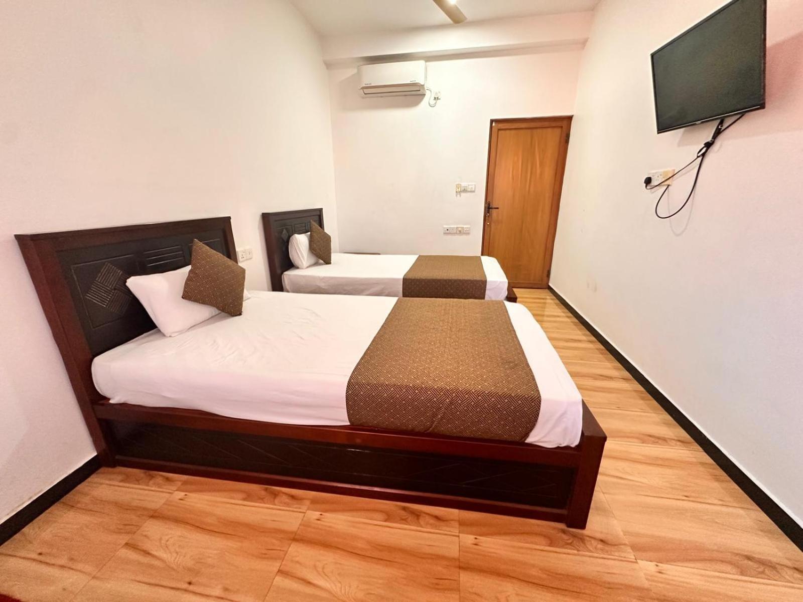Holiday Villa Trincomalee Esterno foto
