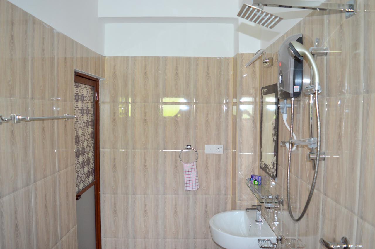 Holiday Villa Trincomalee Esterno foto
